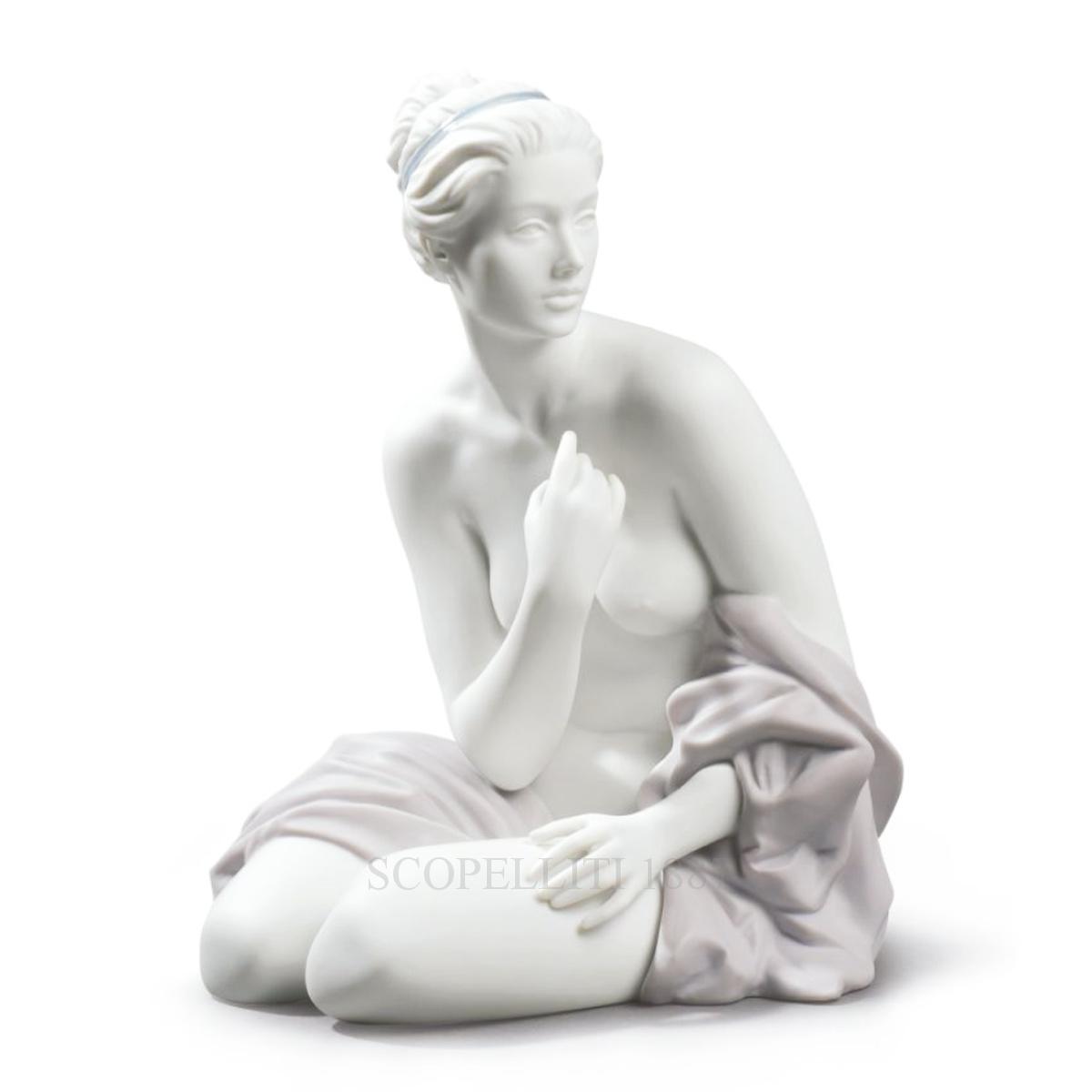 LLADRÓ Figurina Donna Bagnante Seduta Figurina Nudo Femminile di Porcellana. 
